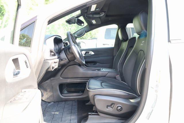 new 2025 Chrysler Pacifica Hybrid car, priced at $48,505