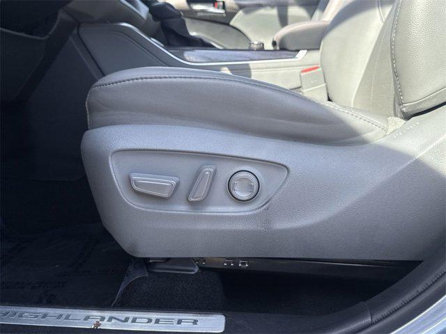 used 2021 Toyota Highlander car, priced at $28,500