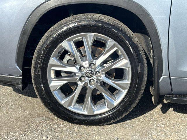 used 2021 Toyota Highlander car, priced at $28,500