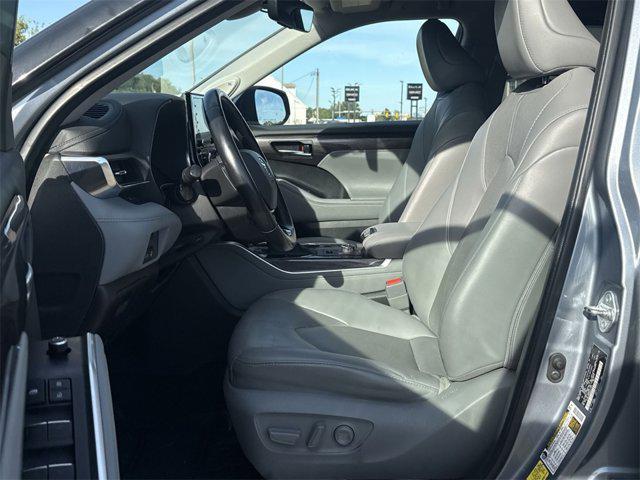 used 2021 Toyota Highlander car, priced at $28,500