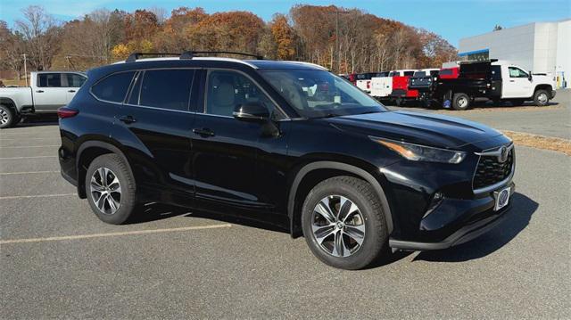 used 2022 Toyota Highlander car, priced at $31,999