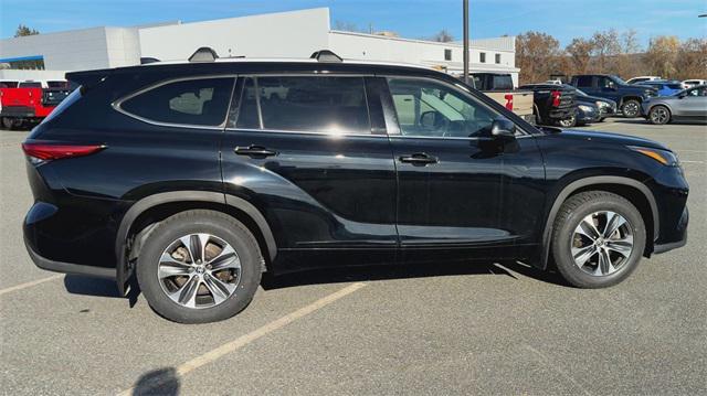 used 2022 Toyota Highlander car, priced at $31,999