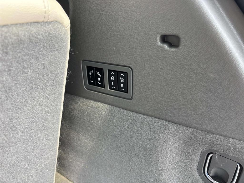 used 2022 Cadillac XT6 car, priced at $37,950