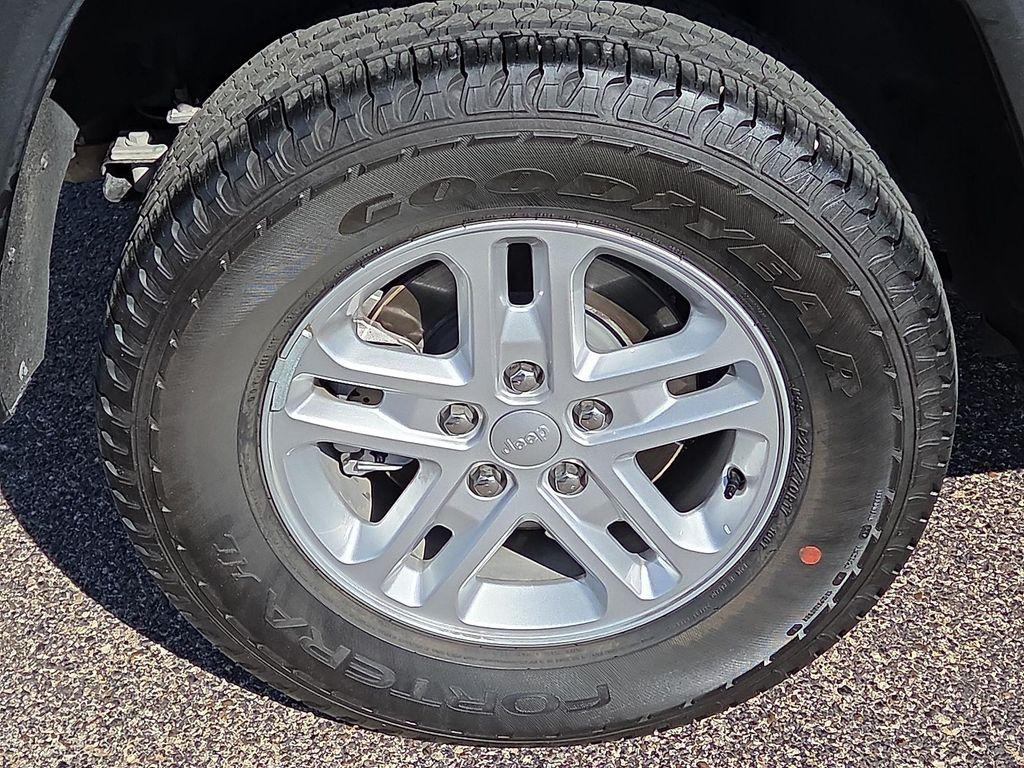 used 2024 Jeep Grand Cherokee car, priced at $36,995
