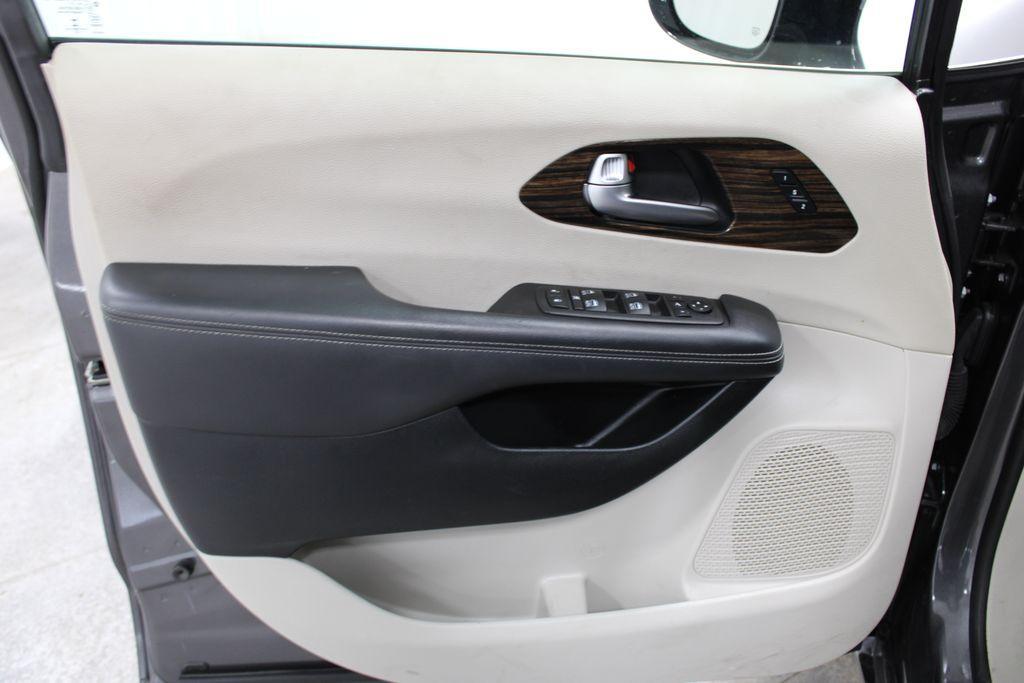 used 2023 Chrysler Pacifica car, priced at $29,298