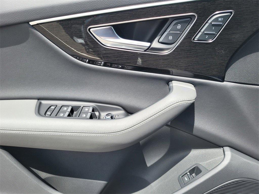 new 2025 Audi Q7 car, priced at $77,840