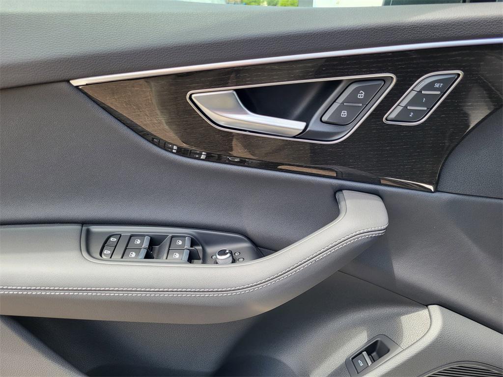 new 2025 Audi Q7 car, priced at $72,360