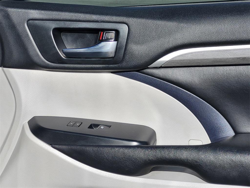 used 2019 Toyota Highlander car, priced at $17,201