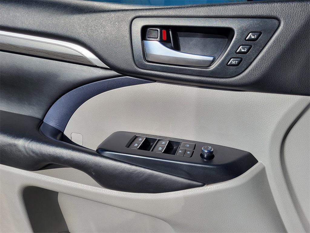used 2019 Toyota Highlander car, priced at $17,201