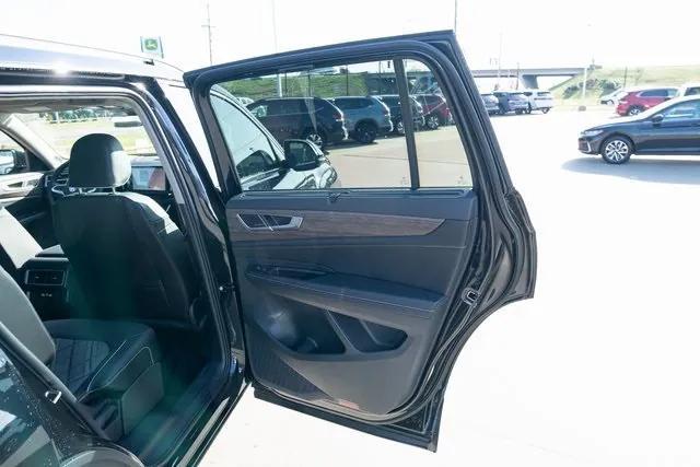new 2025 Volkswagen Atlas car, priced at $54,686