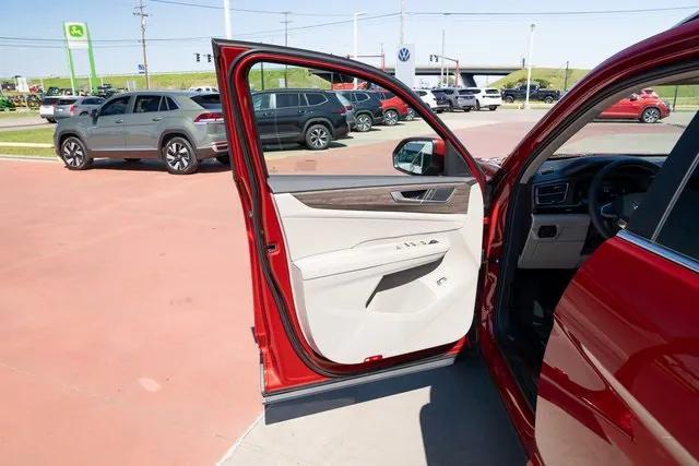 new 2025 Volkswagen Atlas car, priced at $50,444