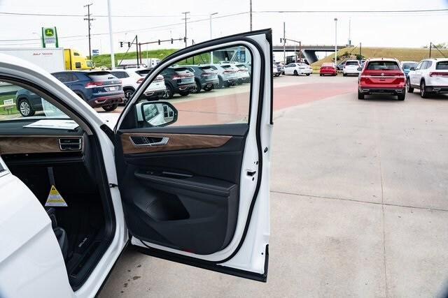 new 2024 Volkswagen Atlas car, priced at $42,966