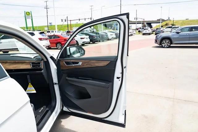 new 2024 Volkswagen Atlas car, priced at $44,661