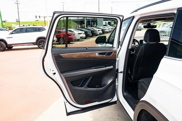 new 2024 Volkswagen Atlas car, priced at $44,661