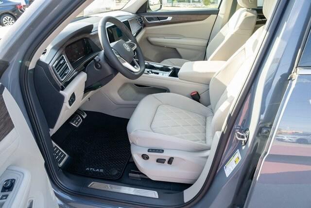 new 2025 Volkswagen Atlas car, priced at $54,686