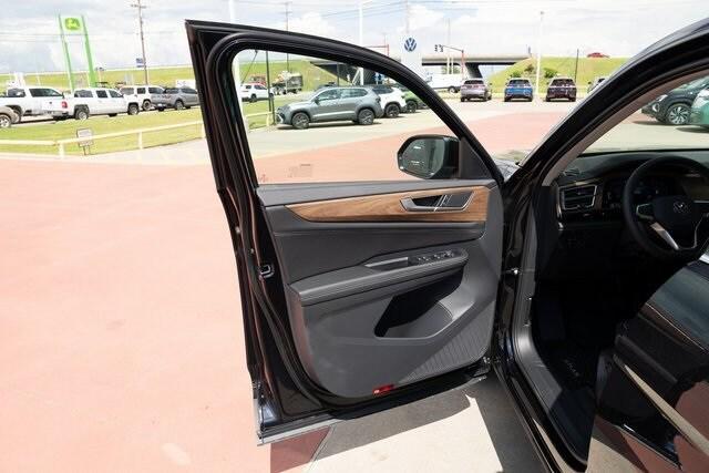 new 2025 Volkswagen Atlas car, priced at $39,274