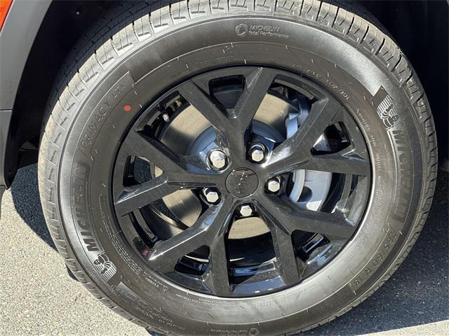 new 2025 Jeep Grand Cherokee car, priced at $37,885