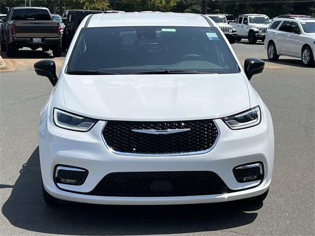 new 2025 Chrysler Pacifica car, priced at $39,348