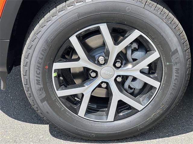 new 2025 Jeep Grand Cherokee car, priced at $39,056