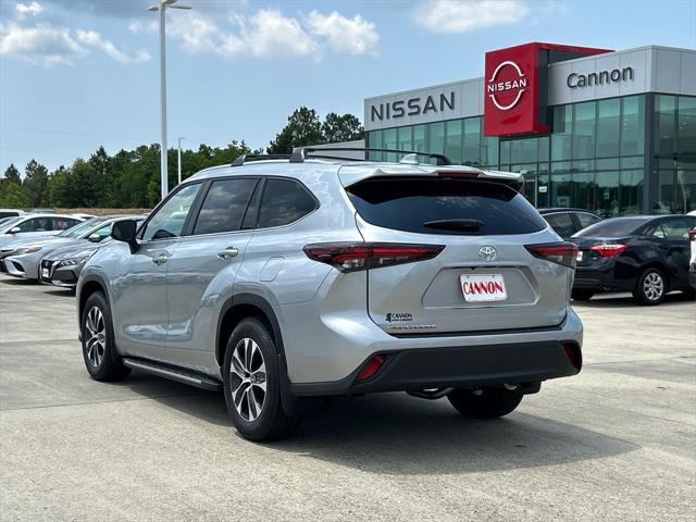 used 2025 Toyota Highlander car, priced at $48,988