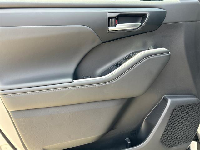 used 2025 Toyota Highlander car, priced at $48,988