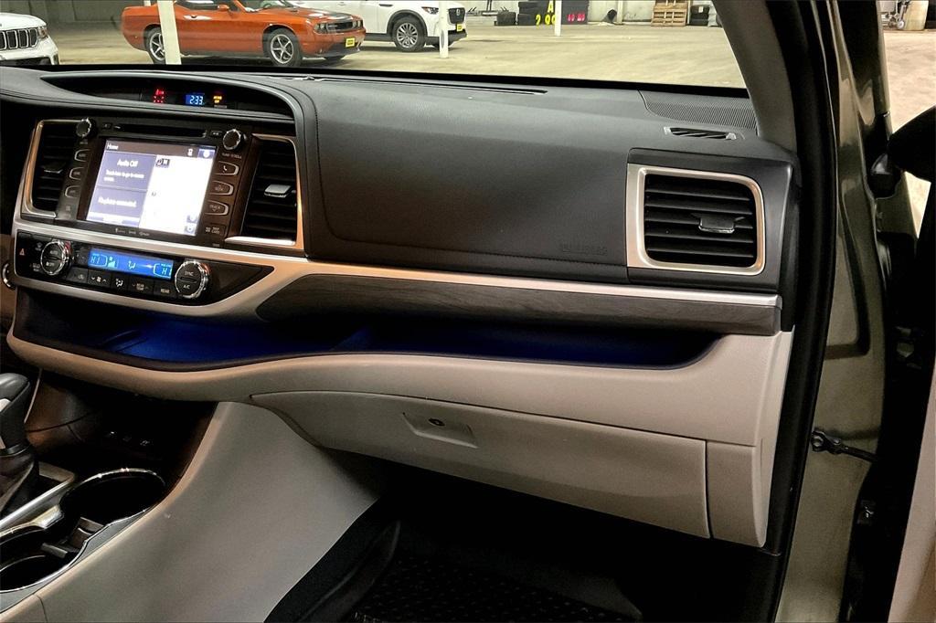 used 2019 Toyota Highlander Hybrid car, priced at $26,258