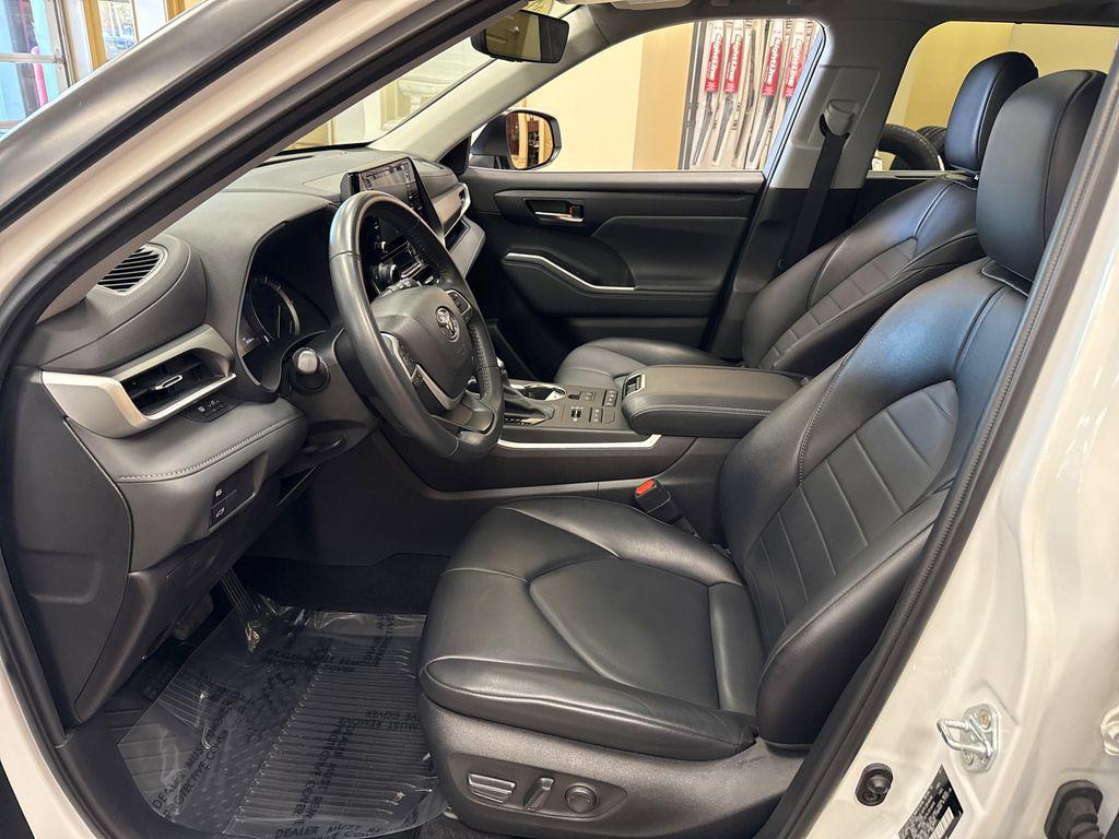 used 2022 Toyota Highlander car, priced at $37,527