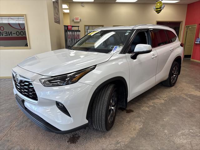used 2022 Toyota Highlander car, priced at $39,927