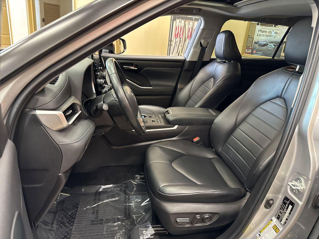used 2022 Toyota Highlander car, priced at $36,934