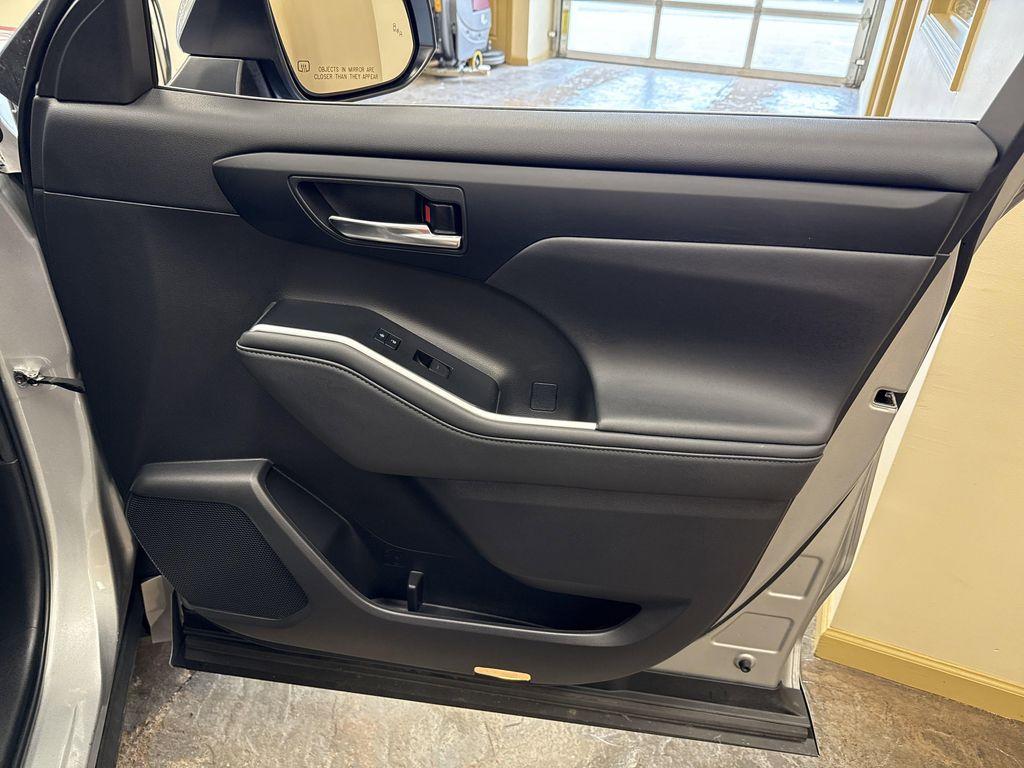 used 2022 Toyota Highlander car, priced at $36,934
