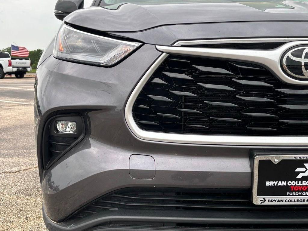used 2022 Toyota Highlander car, priced at $35,271