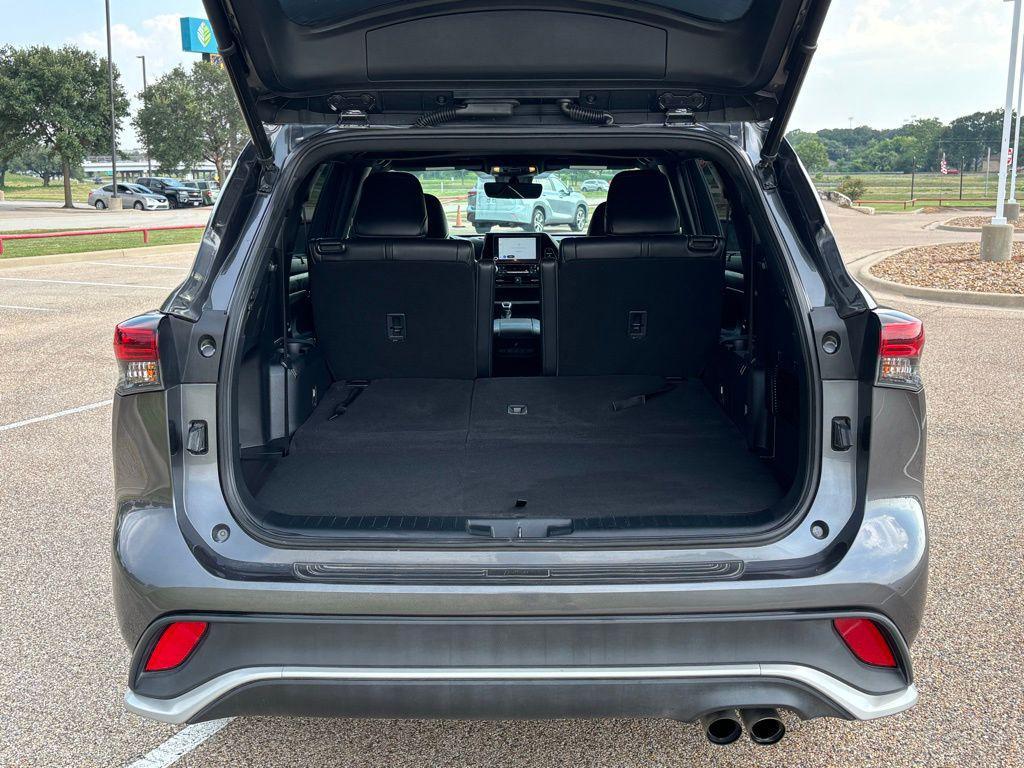 used 2023 Toyota Highlander car, priced at $35,754
