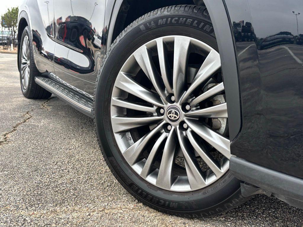 used 2022 Toyota Highlander car, priced at $33,068