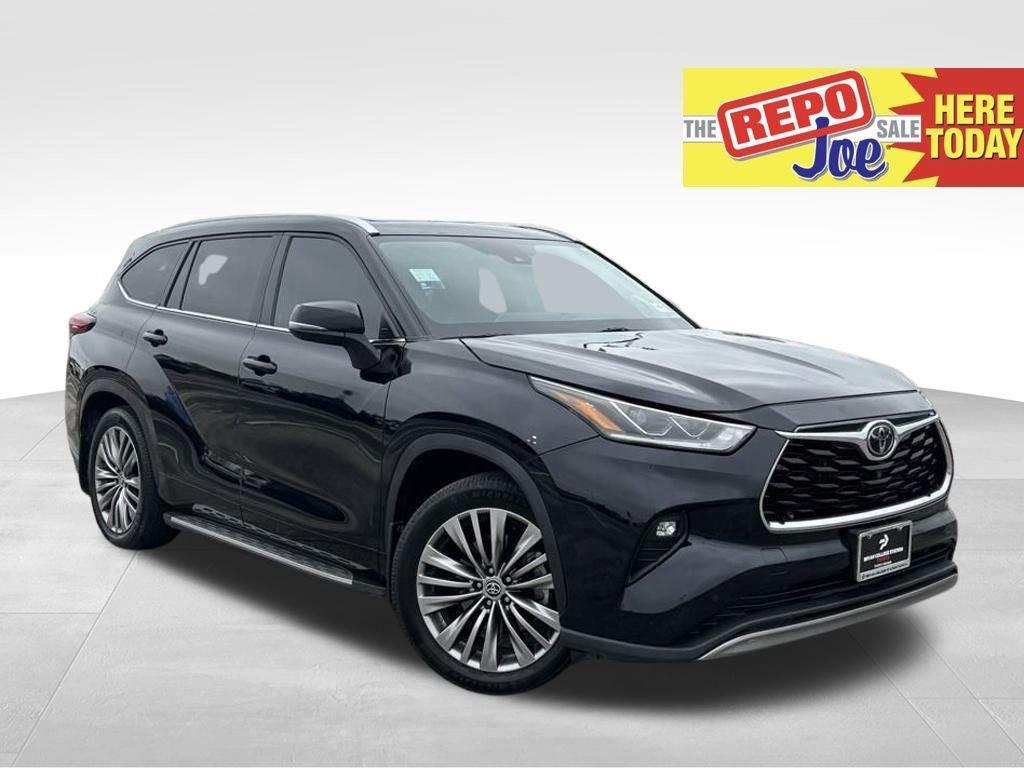 used 2022 Toyota Highlander car, priced at $33,068