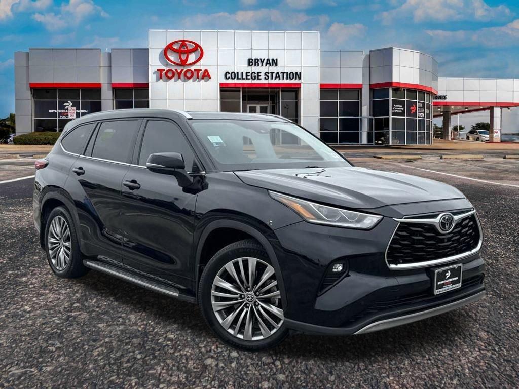 used 2022 Toyota Highlander car, priced at $33,068