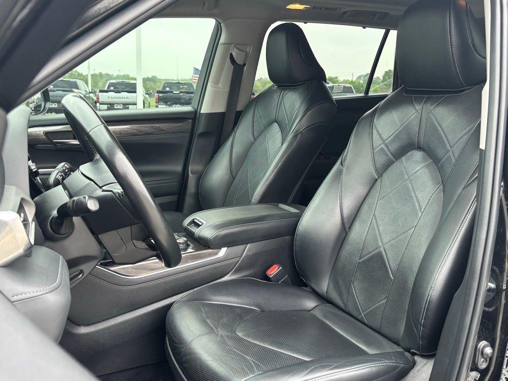used 2022 Toyota Highlander car, priced at $33,068