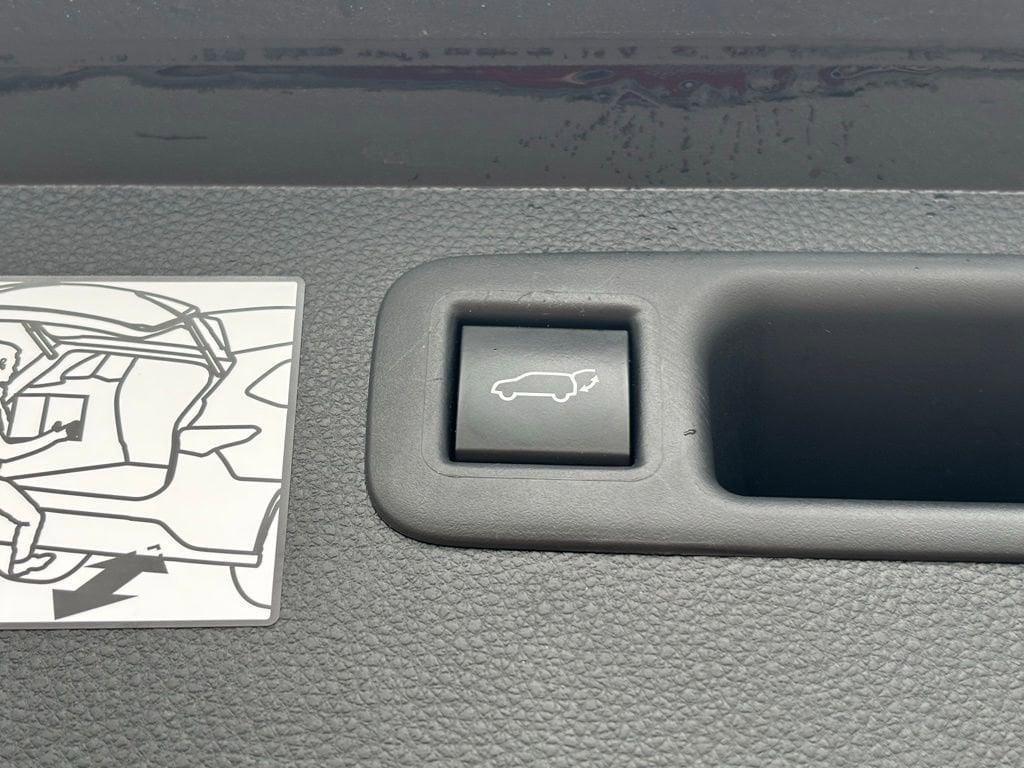 used 2022 Toyota Highlander car, priced at $33,068