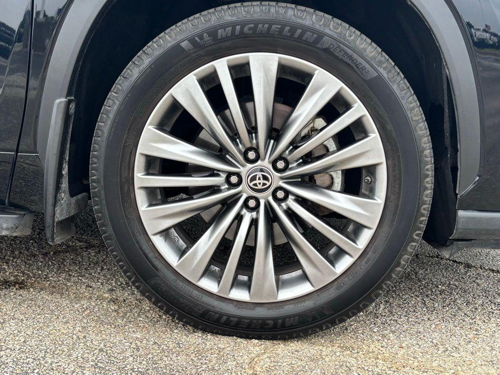 used 2022 Toyota Highlander car, priced at $33,068