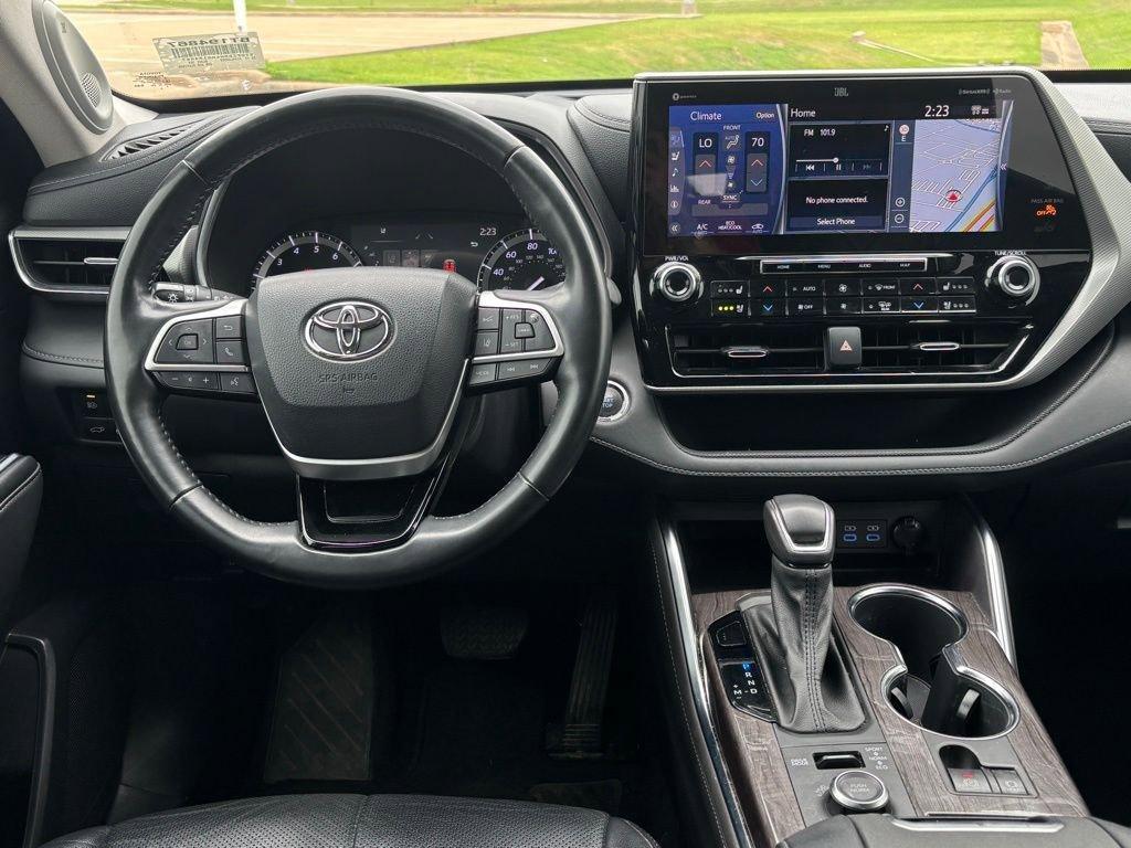 used 2022 Toyota Highlander car, priced at $33,068