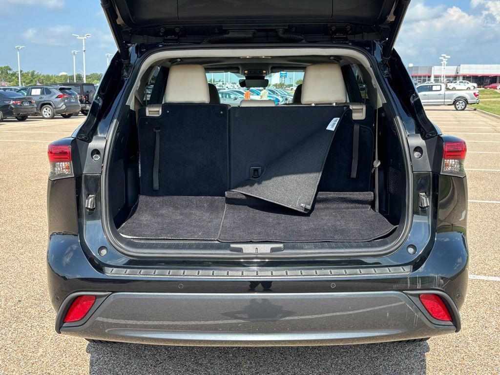 used 2023 Toyota Highlander car, priced at $37,375