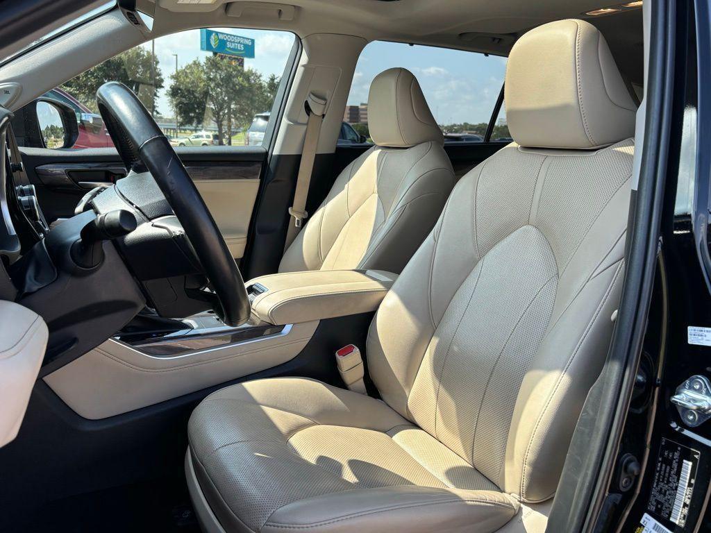 used 2023 Toyota Highlander car, priced at $35,088