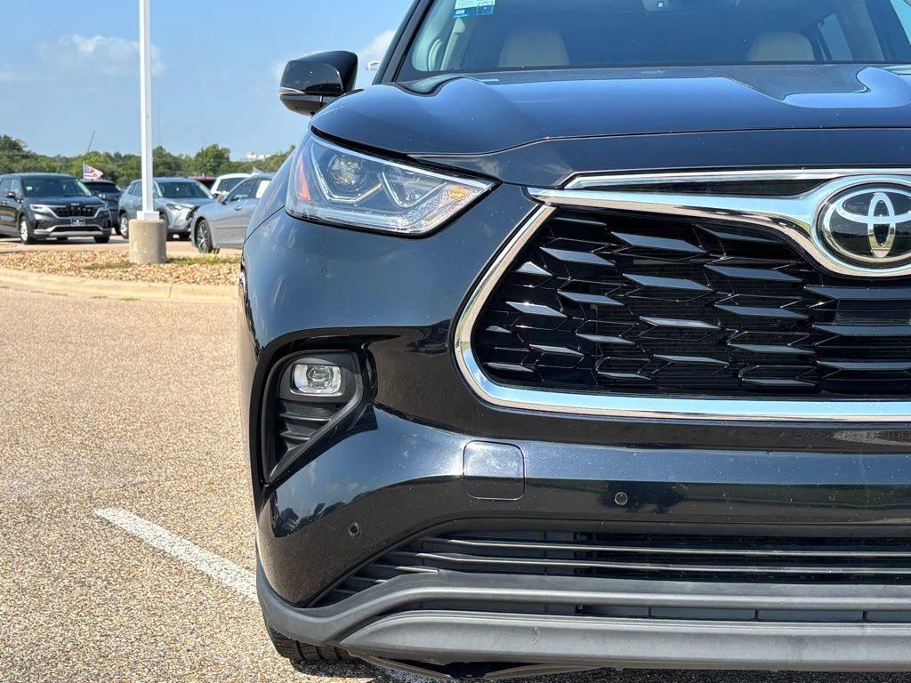 used 2023 Toyota Highlander car, priced at $35,088