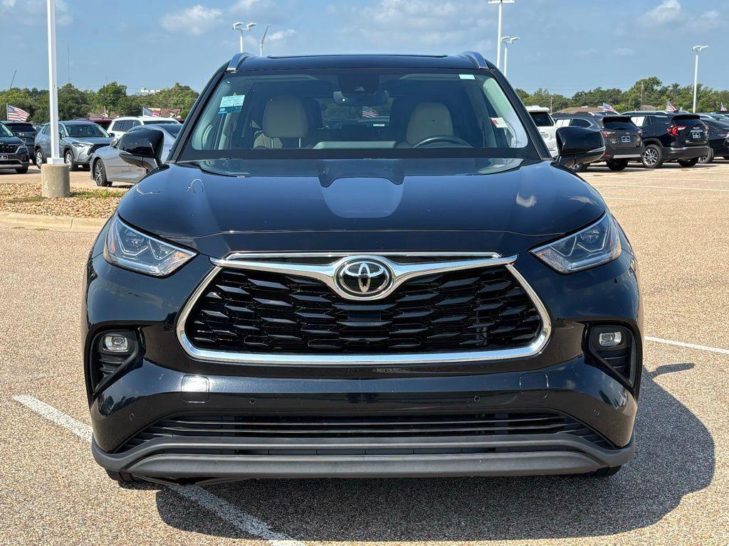 used 2023 Toyota Highlander car, priced at $35,088
