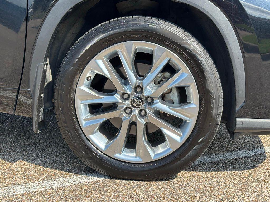 used 2023 Toyota Highlander car, priced at $35,088
