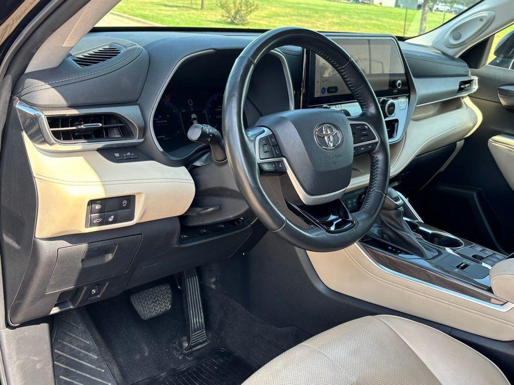 used 2023 Toyota Highlander car, priced at $35,088