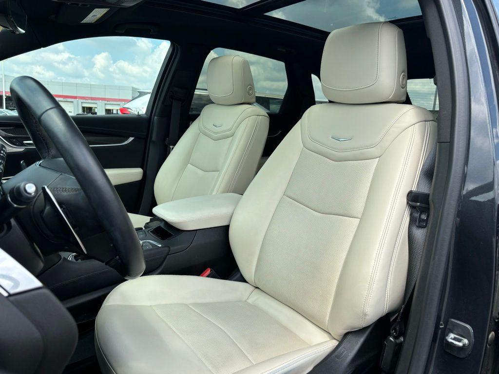 used 2022 Cadillac XT5 car, priced at $38,991