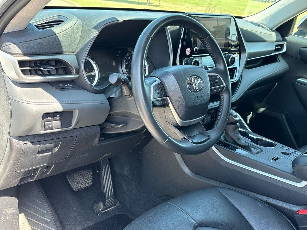 used 2024 Toyota Highlander car, priced at $35,871