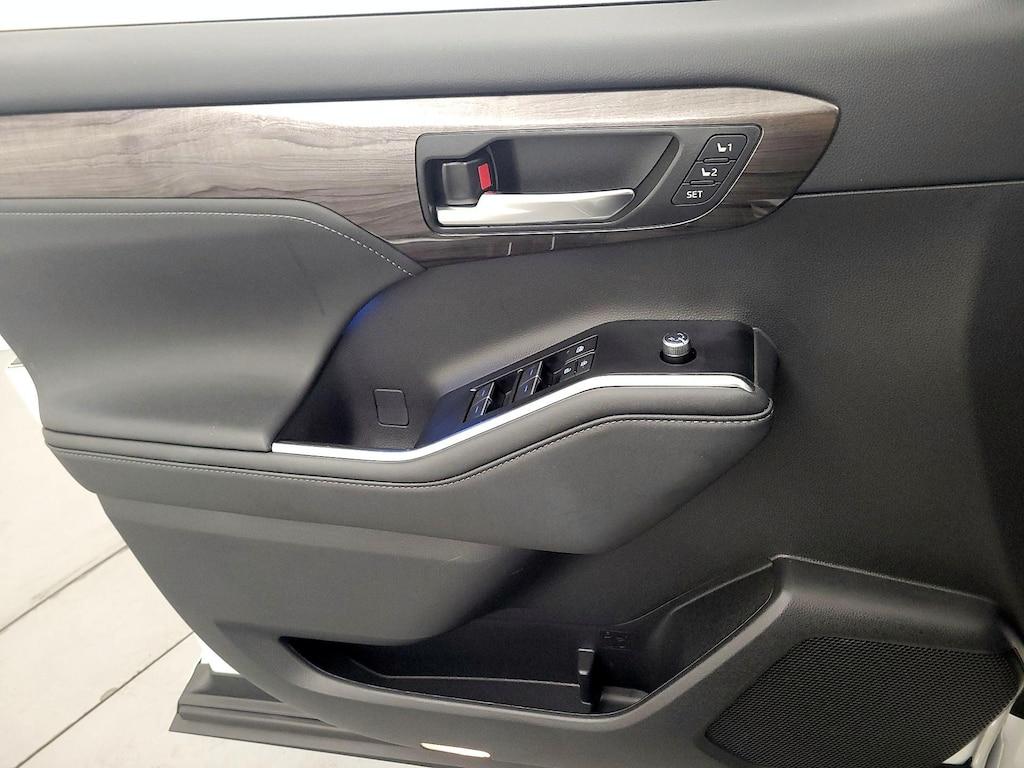 used 2022 Toyota Highlander car, priced at $44,998