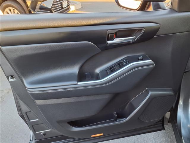 used 2022 Toyota Highlander car, priced at $35,499