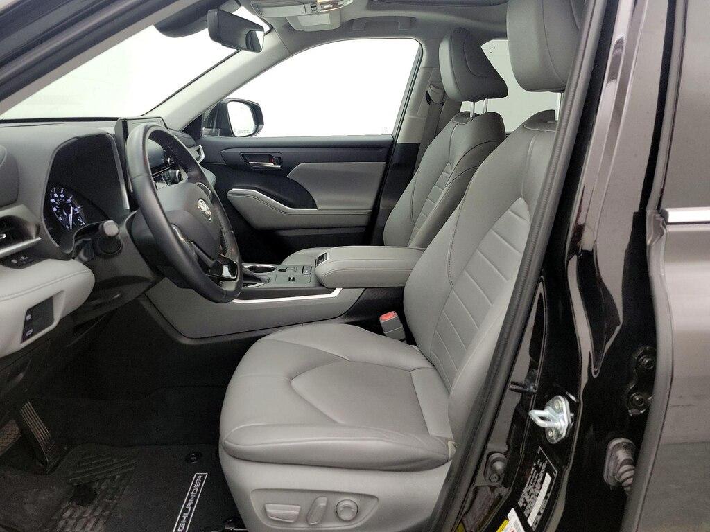 used 2021 Toyota Highlander car, priced at $34,998